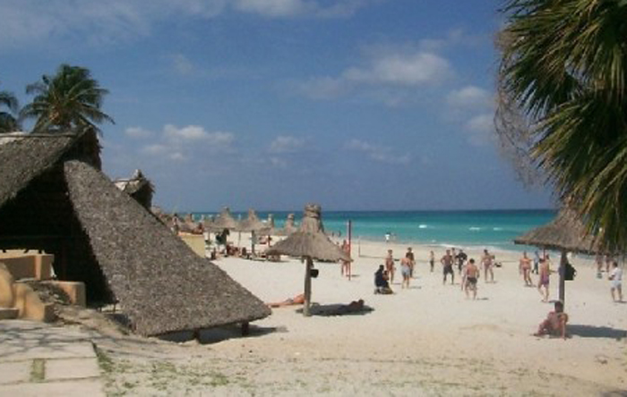 Menschen, die ihre Freizeit am Strand beim Sonnenbaden genießen, gefällt Ihnen das?