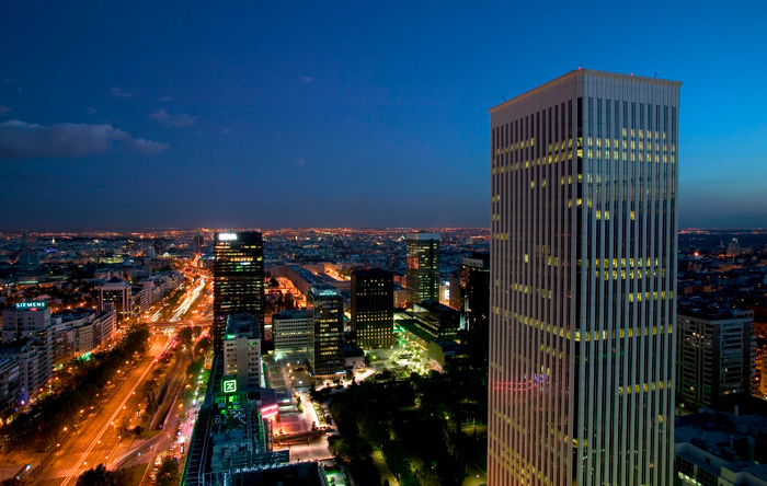 Madrid Aktivitäten in der Nacht sind etwas besonderes. So lernt man die Stadt nochmal von einer anderen Sichtweise kennen. Das zeigt auch das Bild, dass Madrid in der Nacht zeigt. Die vielen Lichter der Hauptstadt von Spanien sind etwas beeindruckendes.