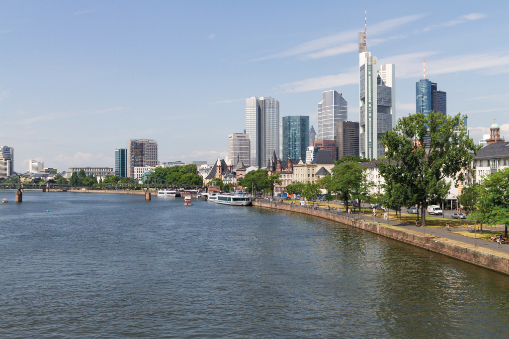 Die Frankfurter Skyline und der eiserne Steg